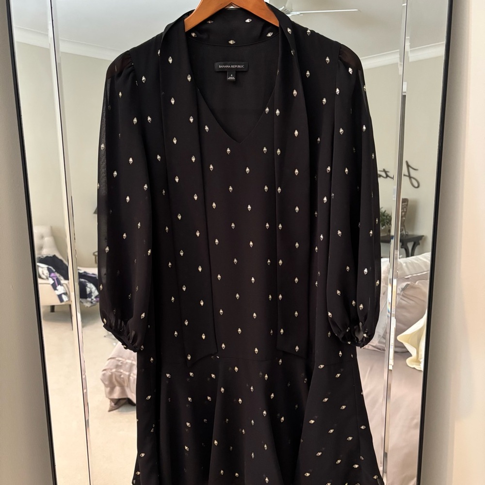 Banana Republic Dress Black with Gold size 6, V Neck with Tie, Long Sleeves